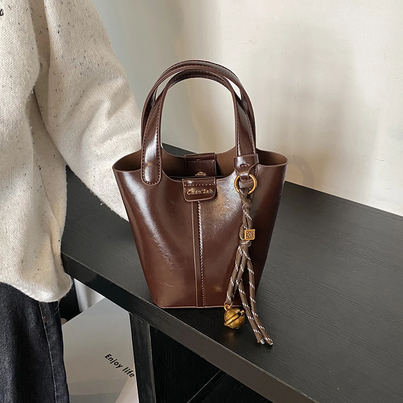 带挂件水桶包女2024新款单肩包休息百搭手提包时尚斜挎包1028