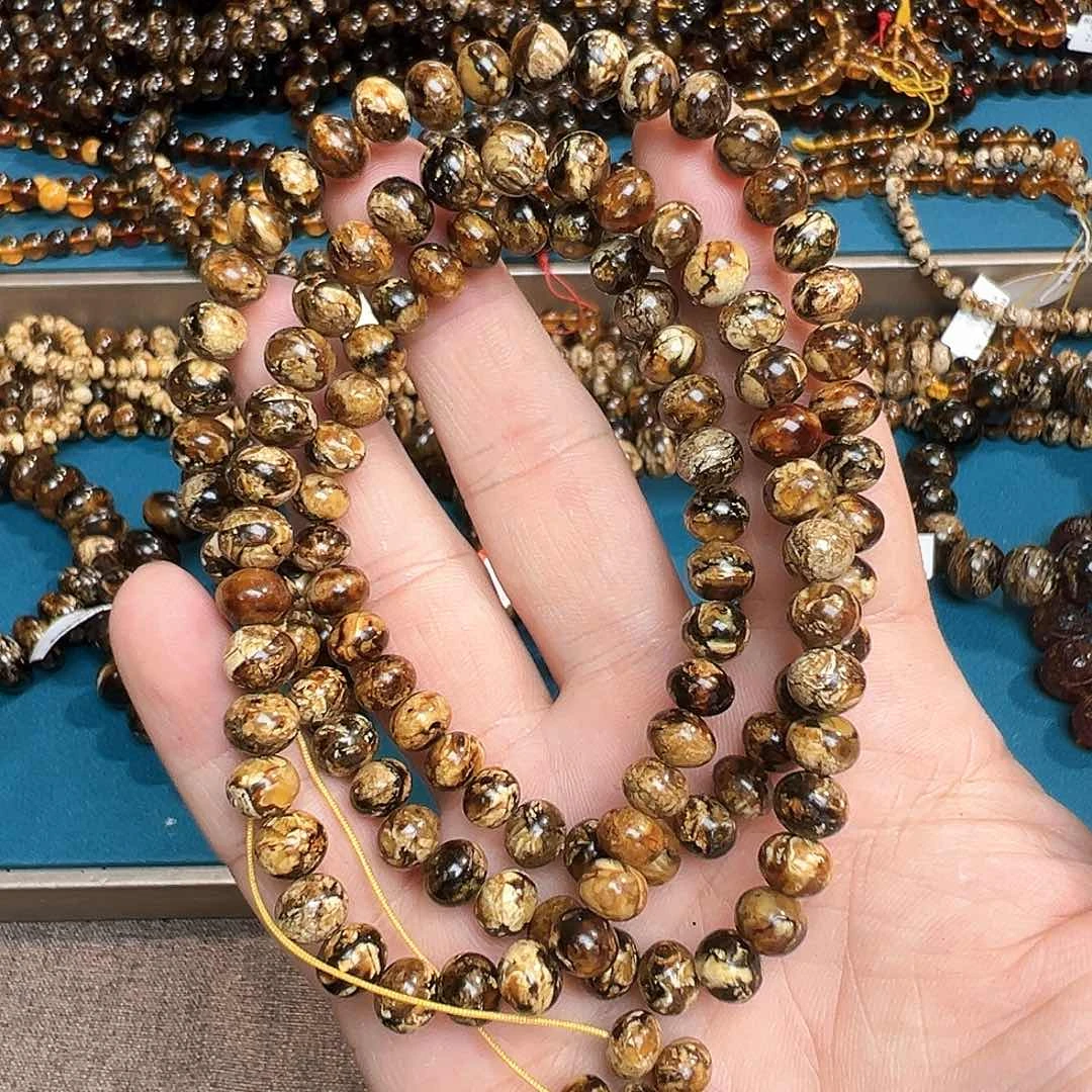 琥珀颈饰未镶嵌抚顺