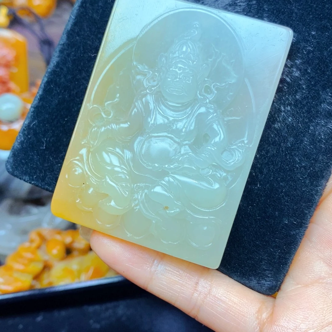 未镶嵌石英质玉（黄龙玉）颈饰