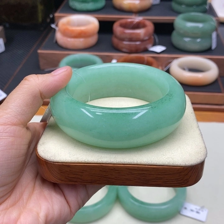 潇***雨未镶嵌手镯石英质玉