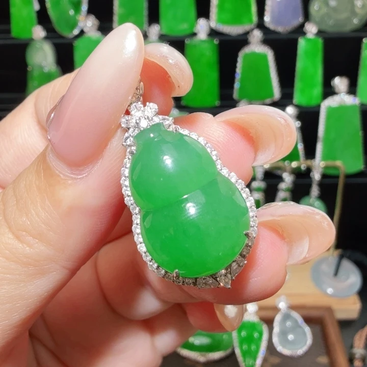 翡翠18K金镶嵌颈饰葫芦