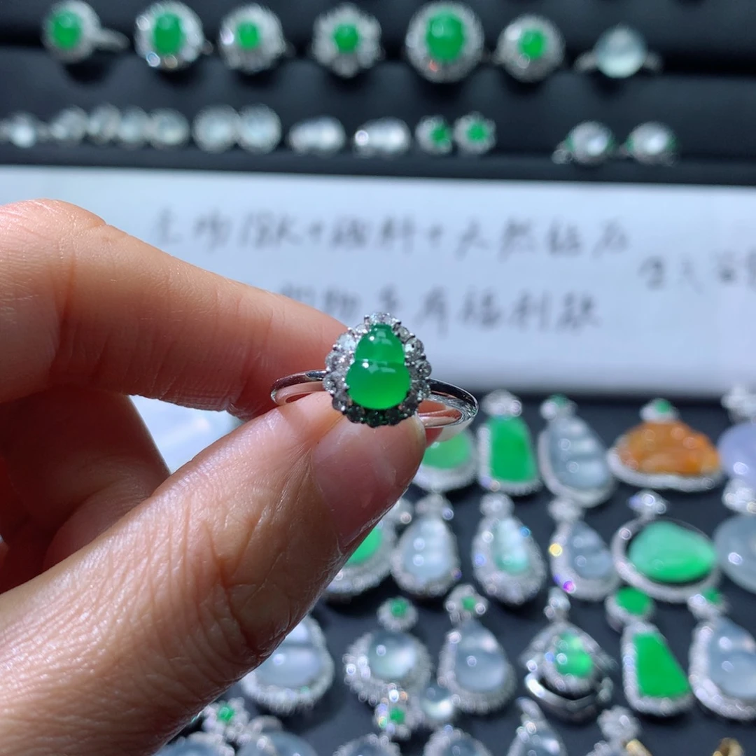 18K金镶嵌戒指翡翠伴钻