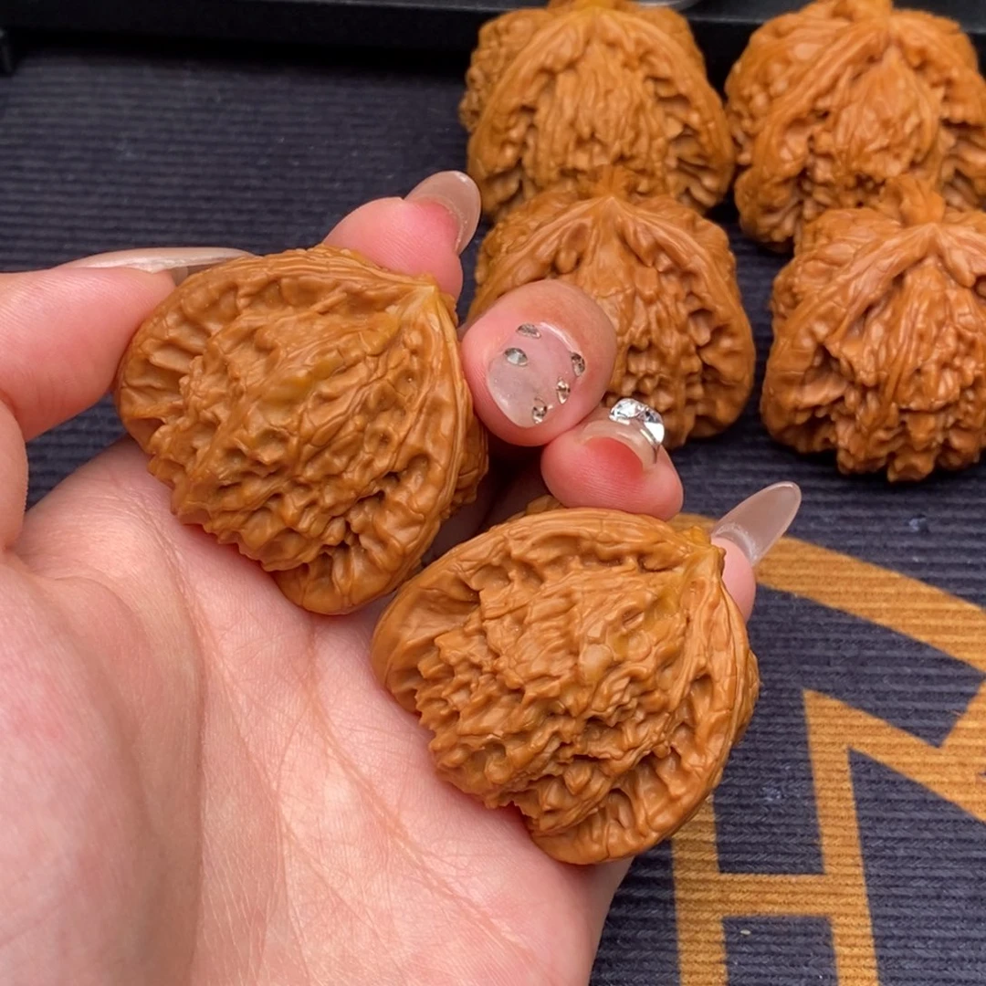 埘***光吊坠文玩核桃白狮子正奔