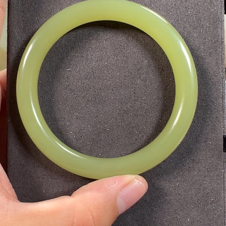 和田玉未镶嵌挂件镯