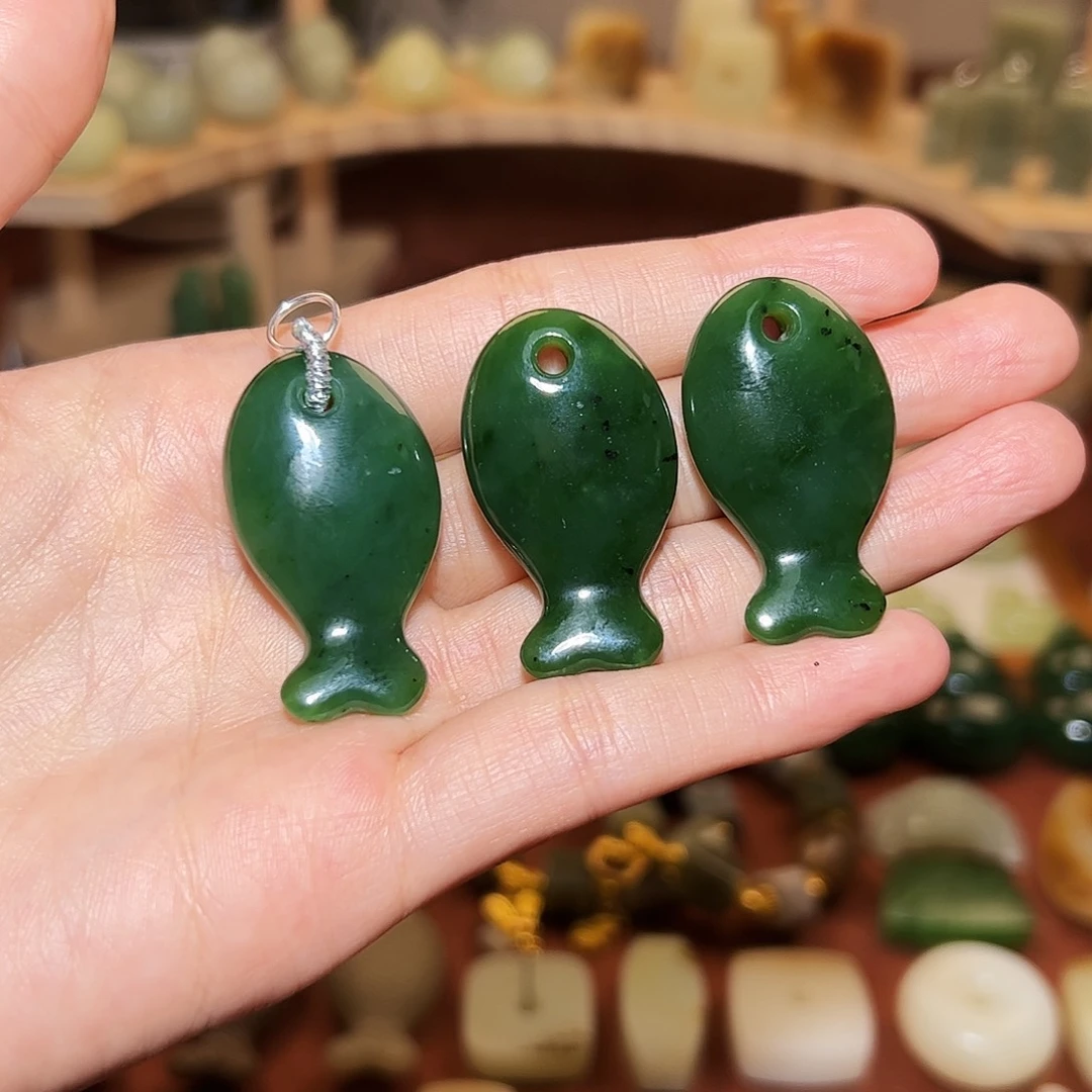 和田玉未镶嵌颈饰发其一