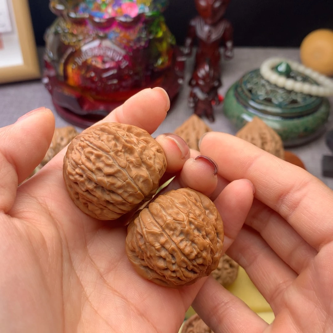 文玩核桃把件B****o核桃。尖有裂