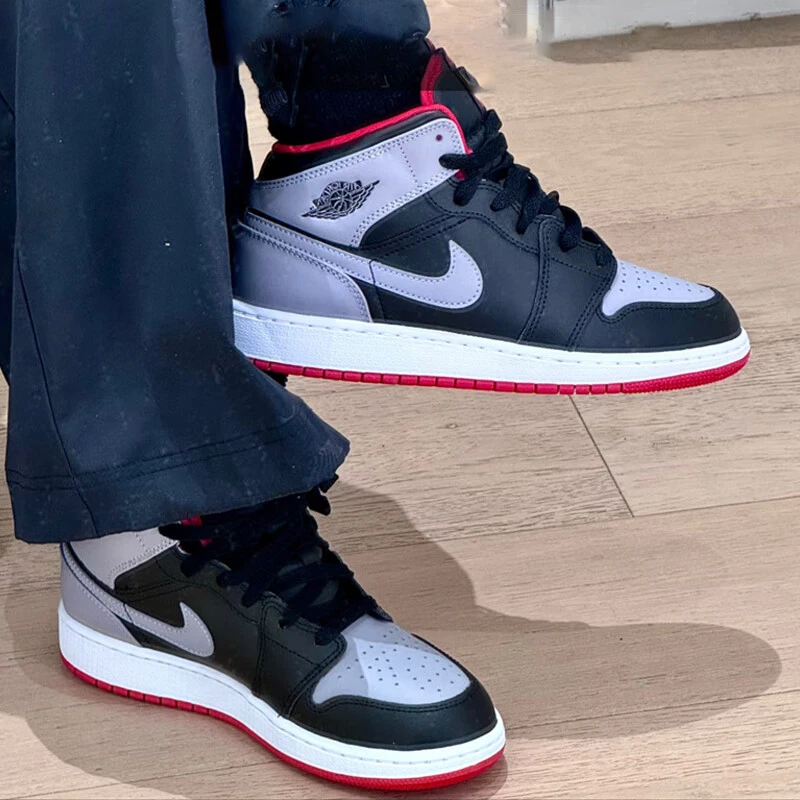 耐克NIKE女鞋AIR JORDAN 1篮球鞋中帮休闲运动鞋白黑红DQ8423-006
