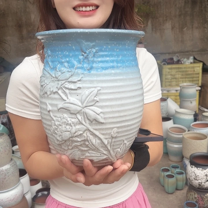 口径20高24一个蓝白色蝶恋花