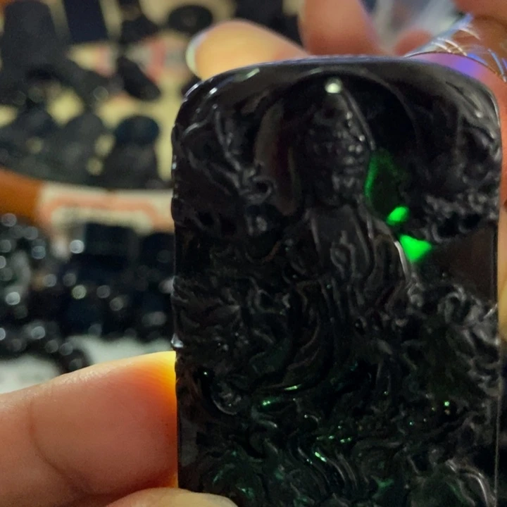 翡翠未镶嵌颈饰观音