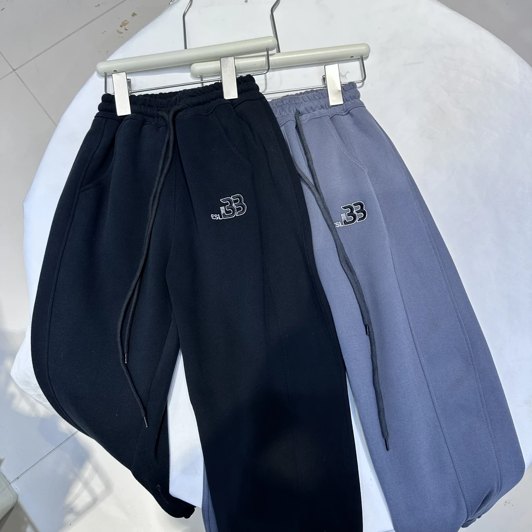 【0005】休闲针织长裤春秋款中童宽松中性运动卫裤