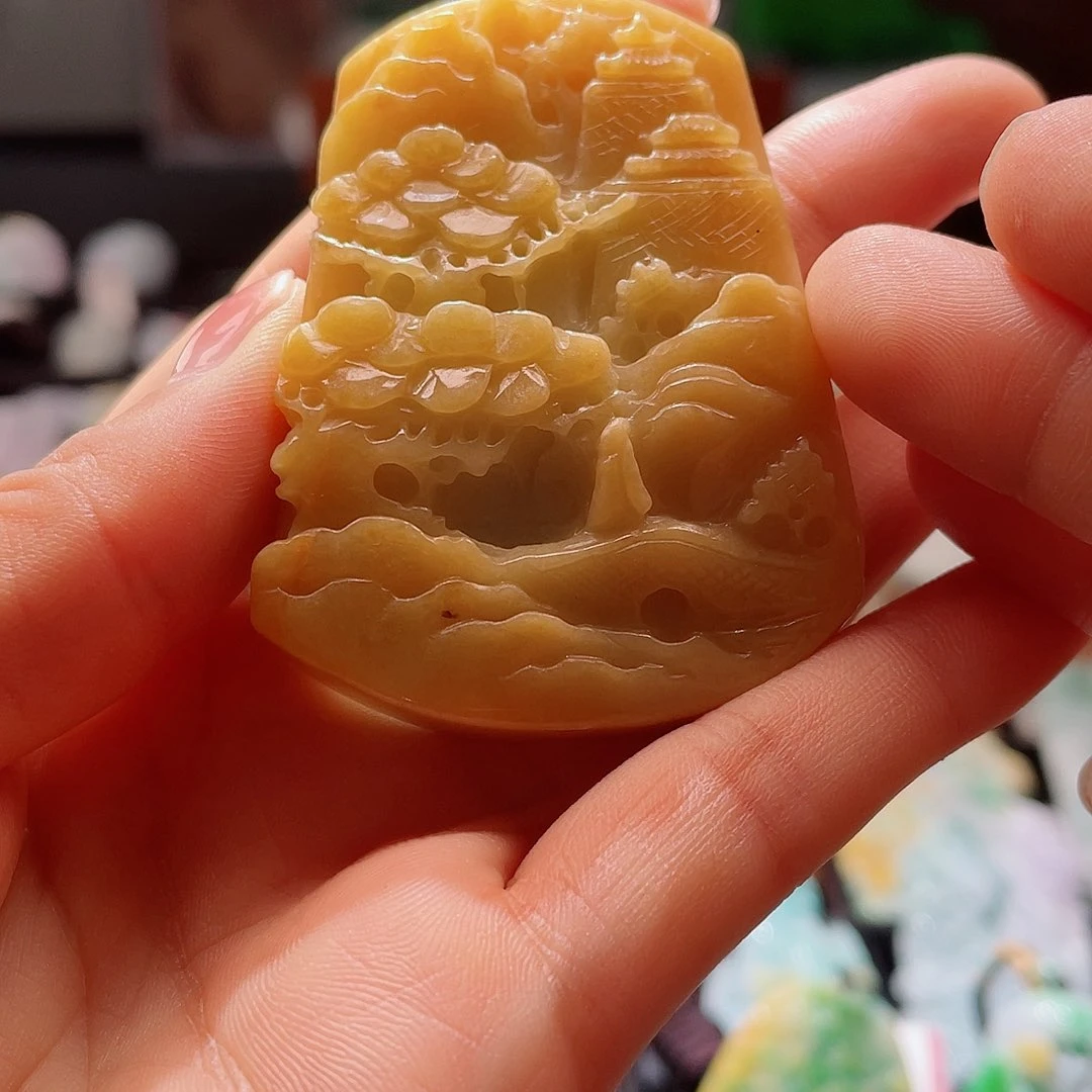 翡翠未镶嵌颈饰一个
