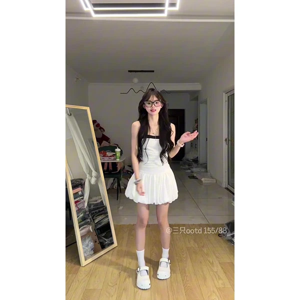 撞色拼接褶皱修身吊带连衣裙女夏季收腰花苞短裙气质显瘦a字裙子