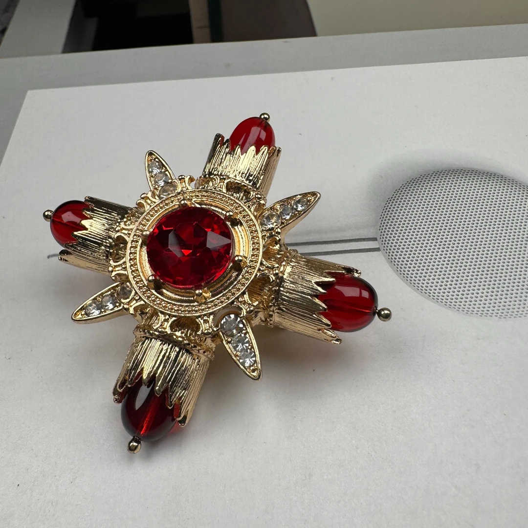 铜合金合成锆石胸针 复古红色古风金色设计师重工中古胸针xz356