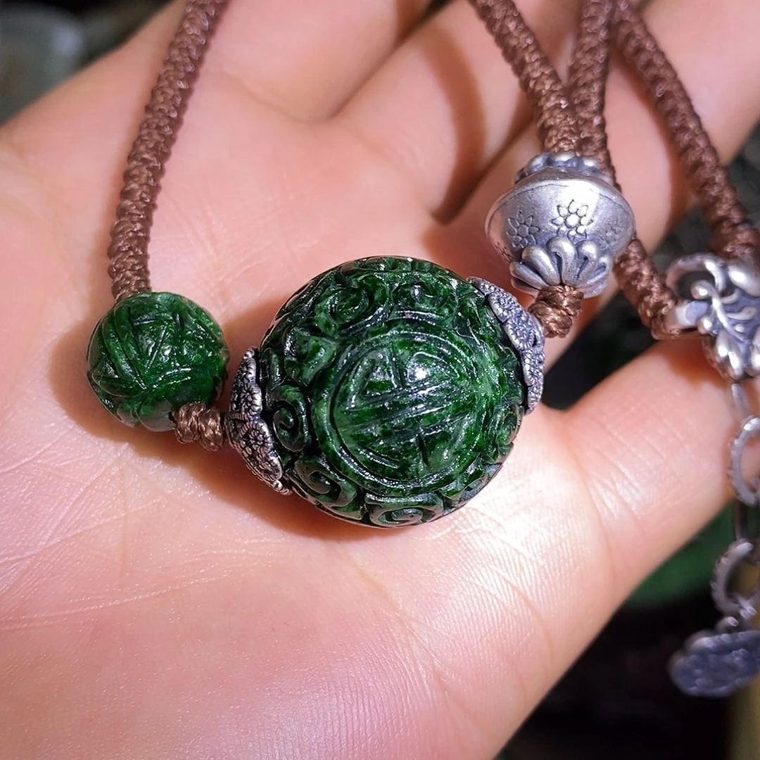 颈饰未镶嵌翡翠漂亮美眉