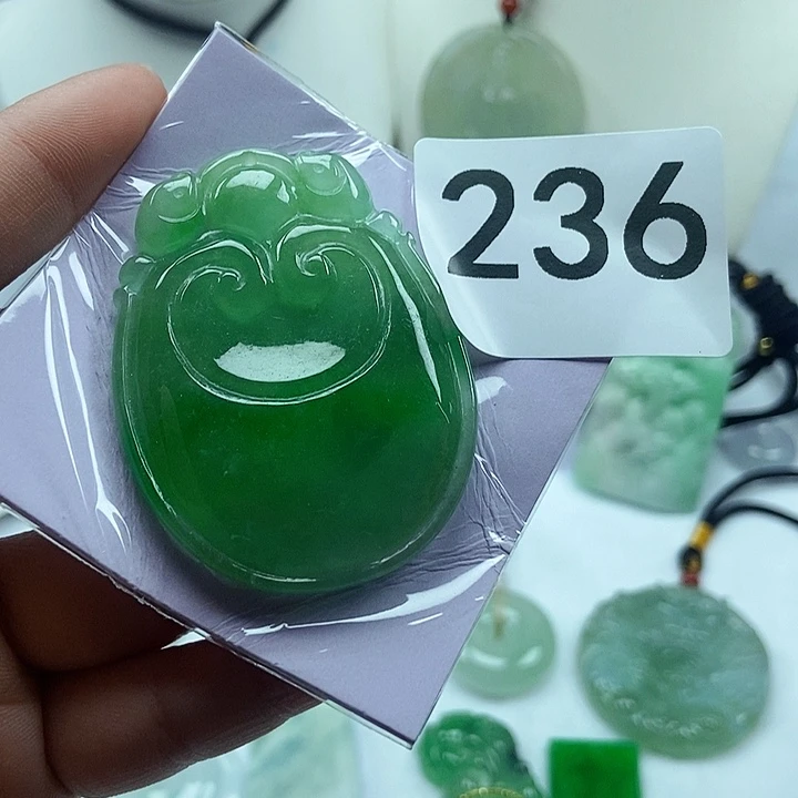 翡翠吊坠(赠链)未镶嵌