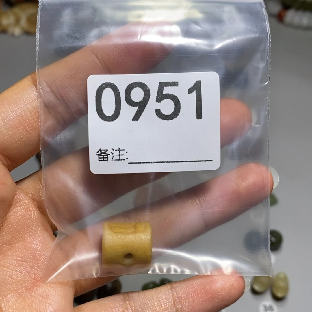 颈饰未镶嵌透闪石质玉酋*