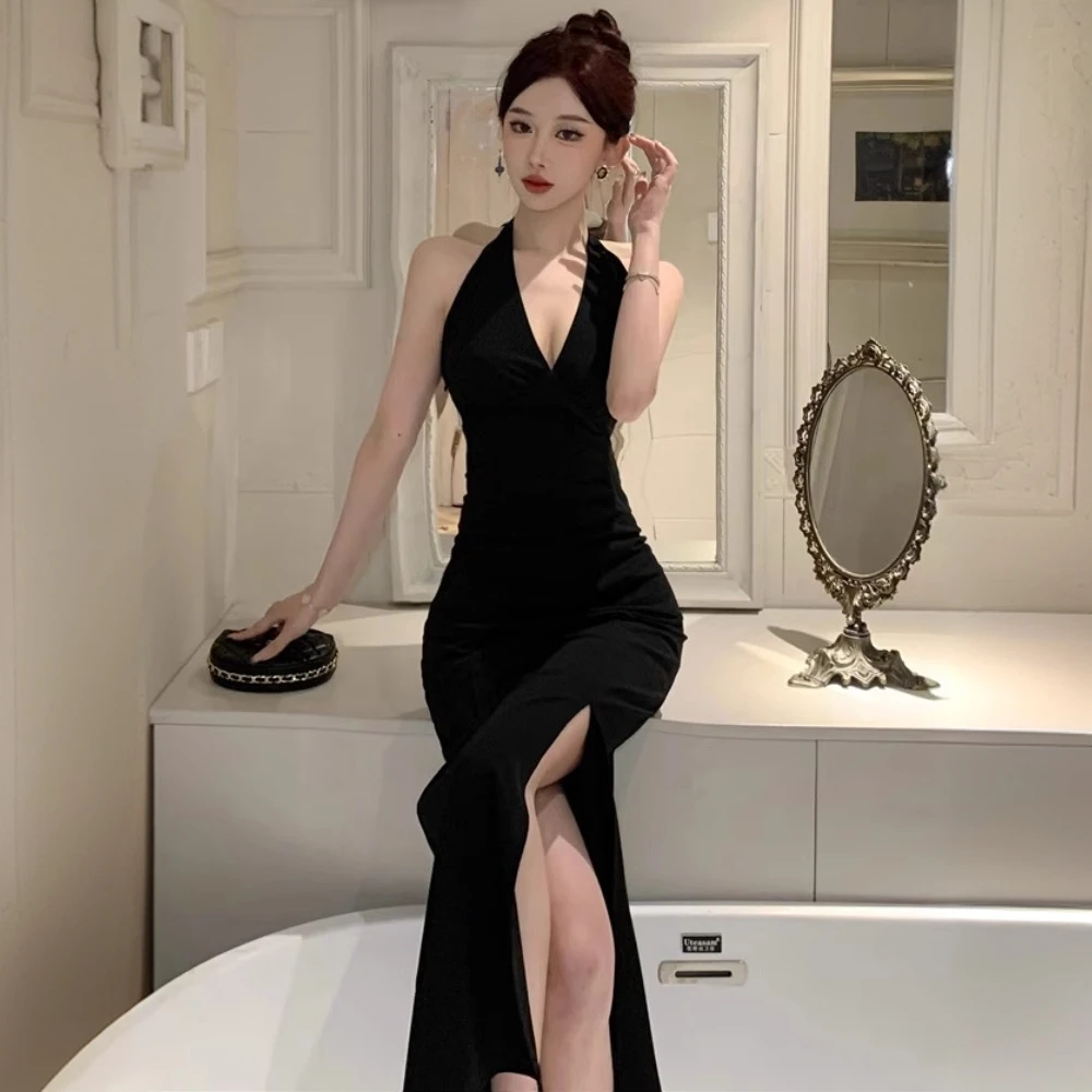 2025夏季新款v领挂脖露背连衣裙气质优雅小黑裙性感风辣妹穿搭女