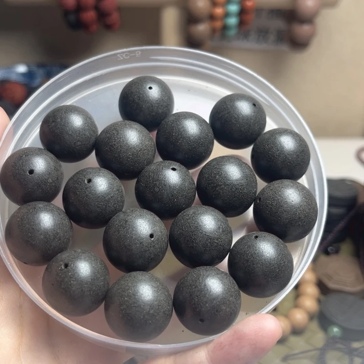 红***草泥塑墨龙合香珠1.8的18粒