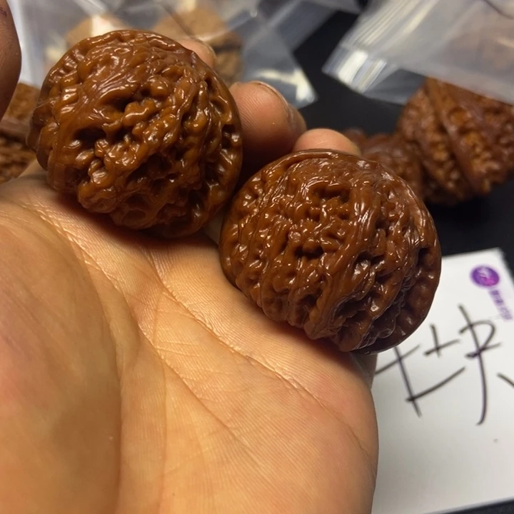 追***、核桃白狮子文玩核桃