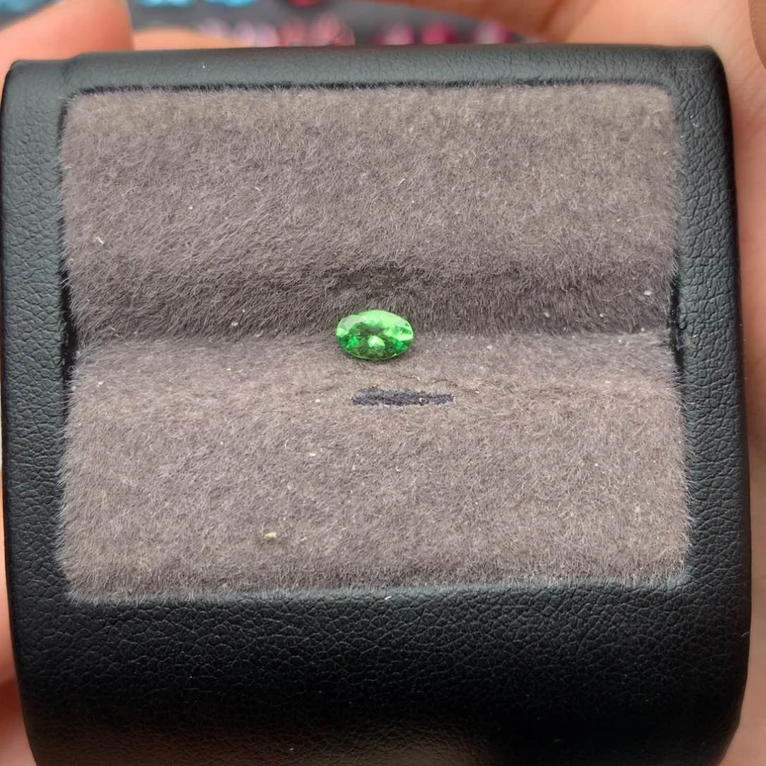 未镶嵌裸石石榴石（沙弗莱）4×6