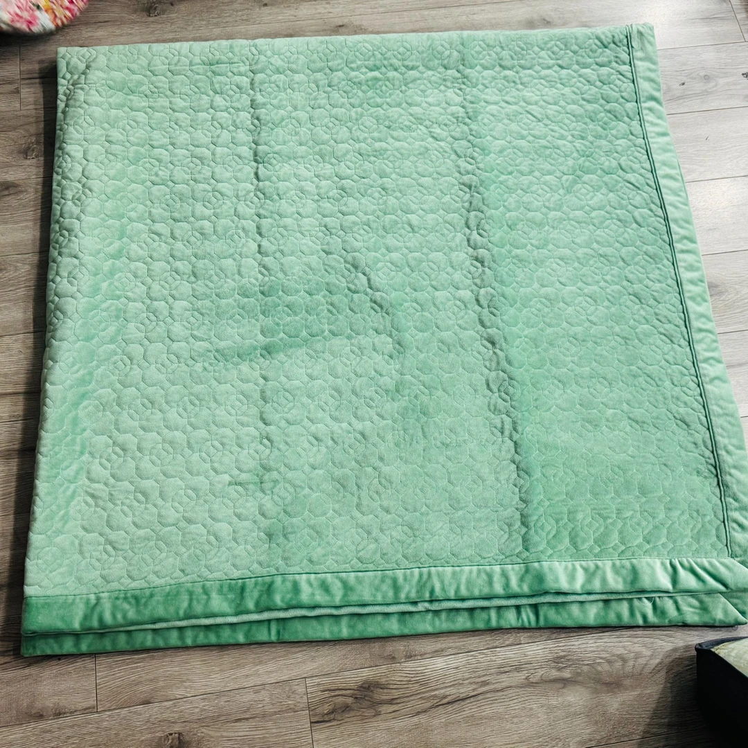 绿色方孔圆形钱币绗缝床盖尺寸约190*200发一个（底板不挑）