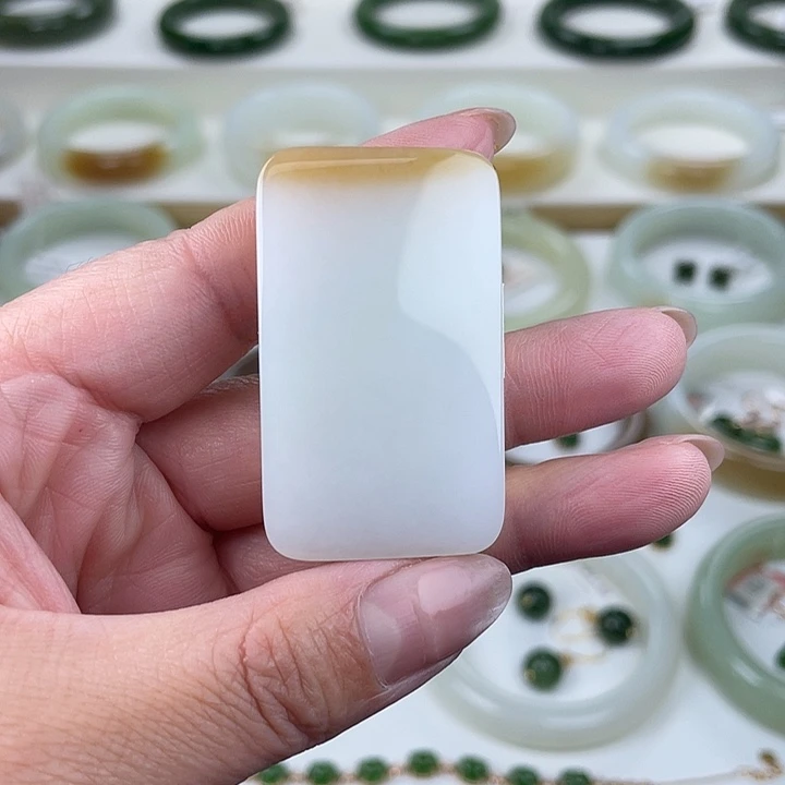 颈饰未镶嵌和田玉（糖玉）