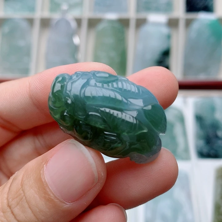 翡翠未镶嵌颈饰貔貅