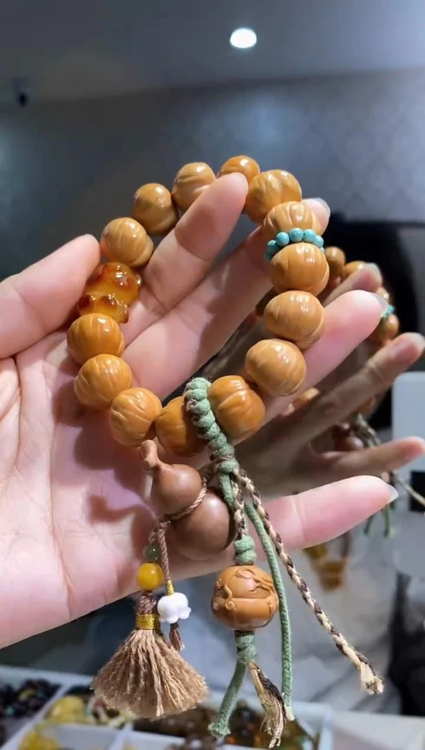 天然猴头屁桃俏色小熊手串