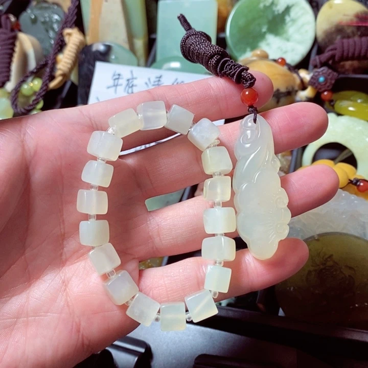 蛇纹石玉颈饰未镶嵌