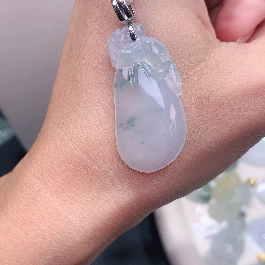 颈饰18K金镶嵌翡翠白冰飘花福瓜