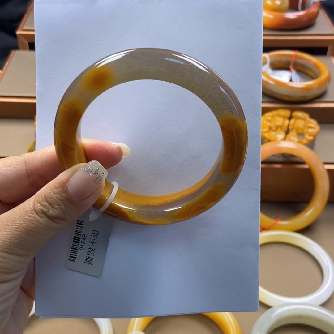 大***妹未镶嵌石英质玉（黄龙玉）手镯H