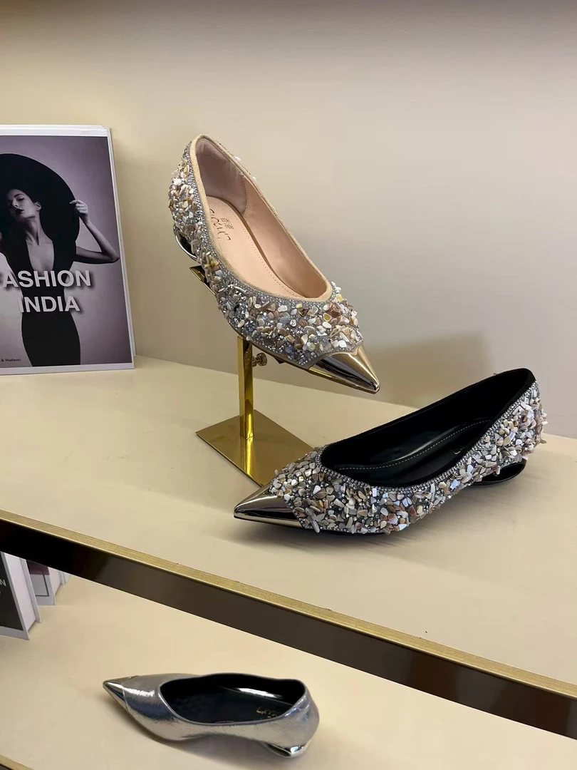 刘亦菲同款秋冬新款水钻时尚明星同款真皮牛皮尖头矮跟黑色欧若风