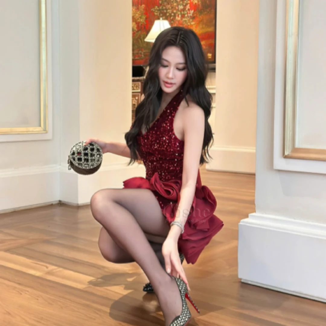 Coshe正品红色高级感亮片超辣显瘦仪式感挂脖连衣裙