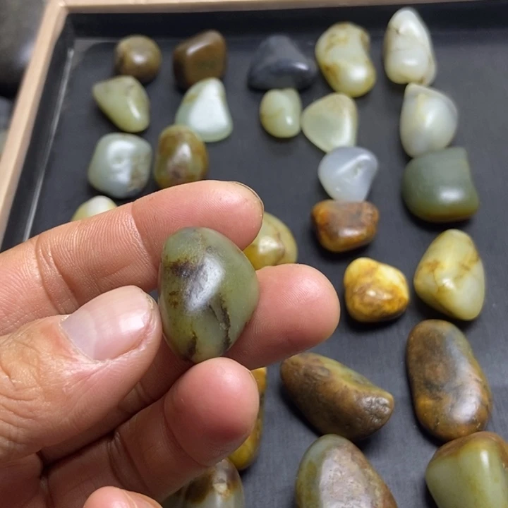 幸***着和田玉（糖玉）未镶嵌珠宝奇石
