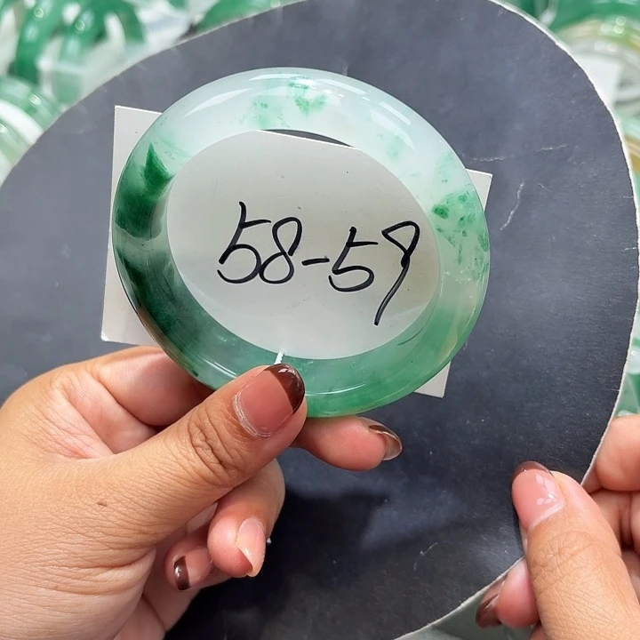 未镶嵌手镯石英质玉（非洲翠）