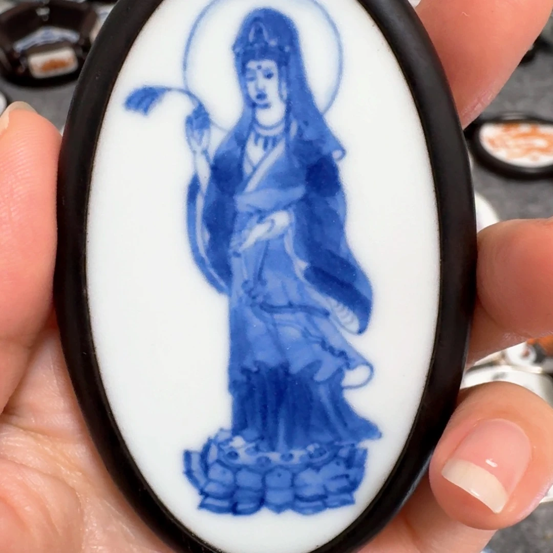 斌***瓷片青花紫檀木观音挂件