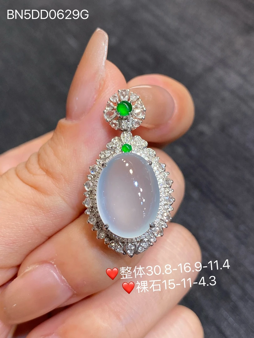 附自然光视频高冰白月光蛋面翡翠玉石18k吊坠缅A轻奢气质