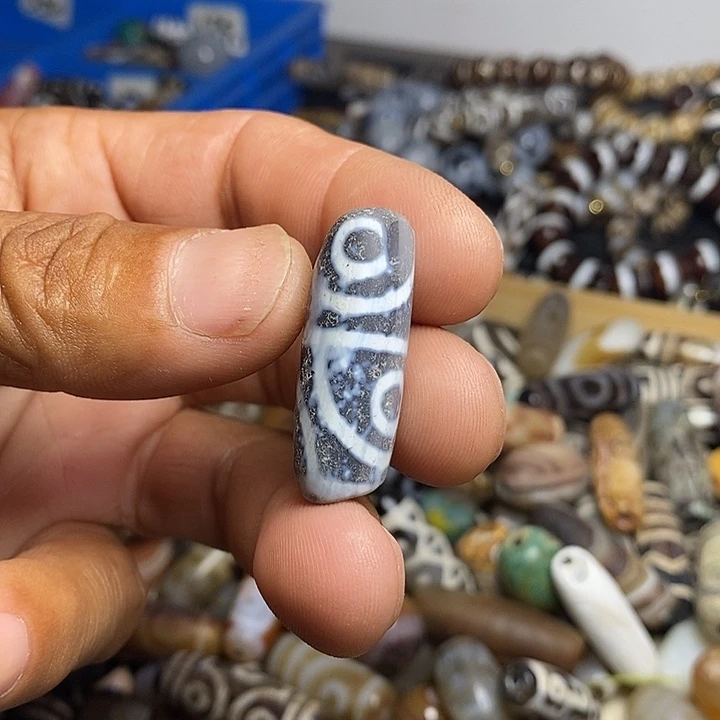 天然辰砂玛瑙珠子