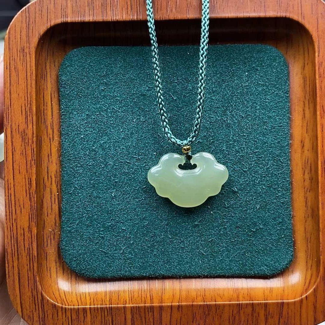 和田玉未镶嵌颈饰祥云锁