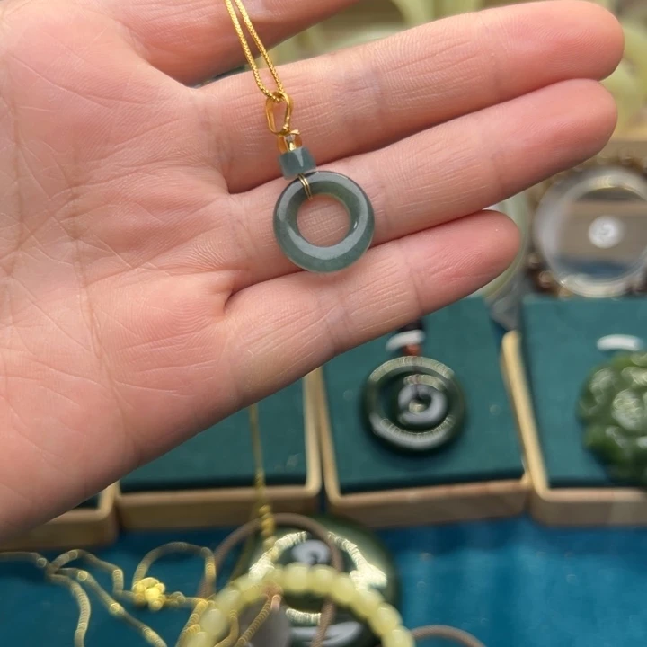 翡翠颈饰未镶嵌蓝水翡翠