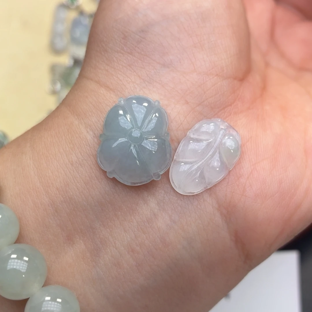 翡翠未镶嵌颈饰一对