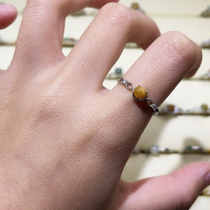 颈饰未镶嵌翡翠戒指