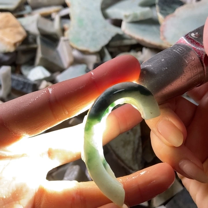 翡翠颈饰未镶嵌天然翡翠