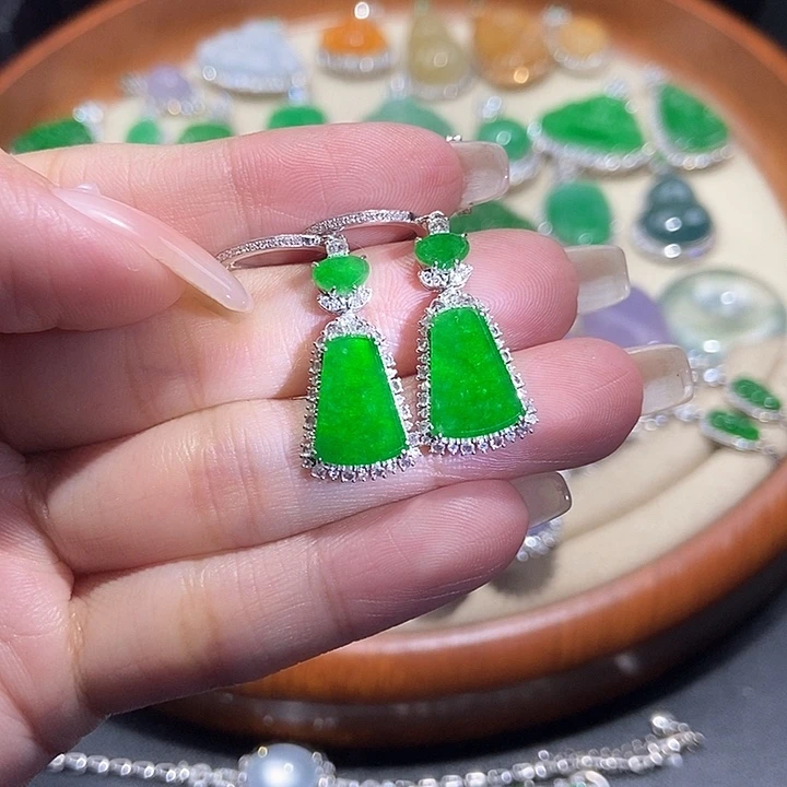 颈饰18K金镶嵌翡翠