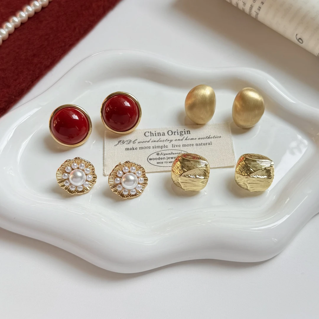 铜合金仿珍珠耳饰 法式复古金色圆形耳钉秋冬新款百搭独特耳环女