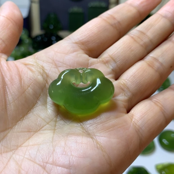 岫玉未镶嵌颈饰吊坠