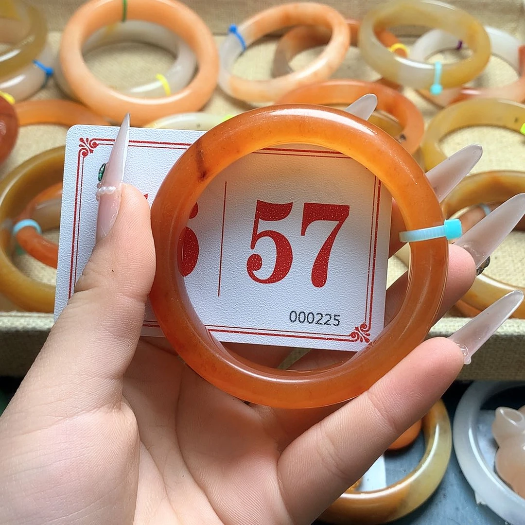 未镶嵌石英质玉（黄龙玉）手镯