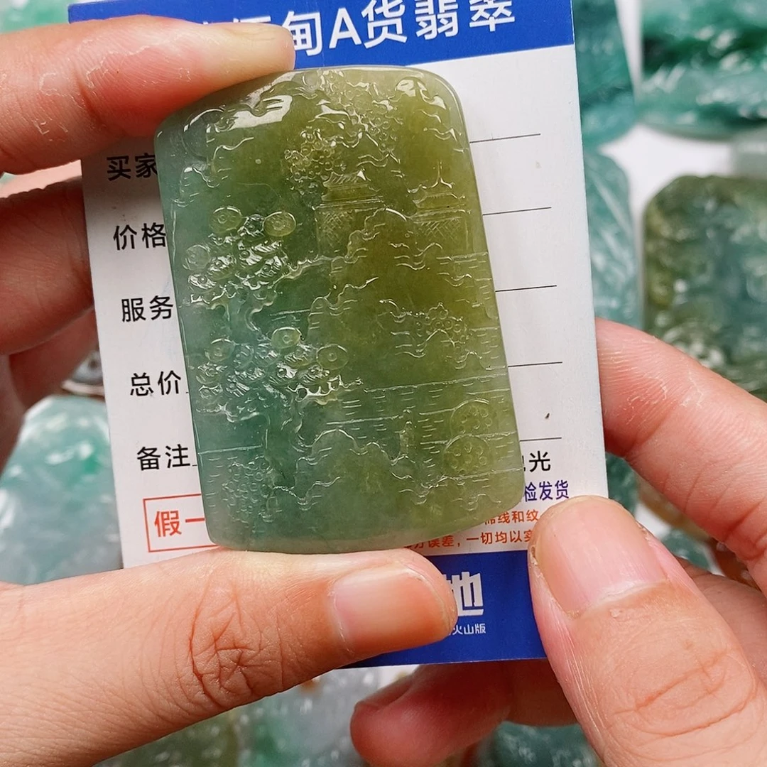 翡翠未镶嵌颈饰山水