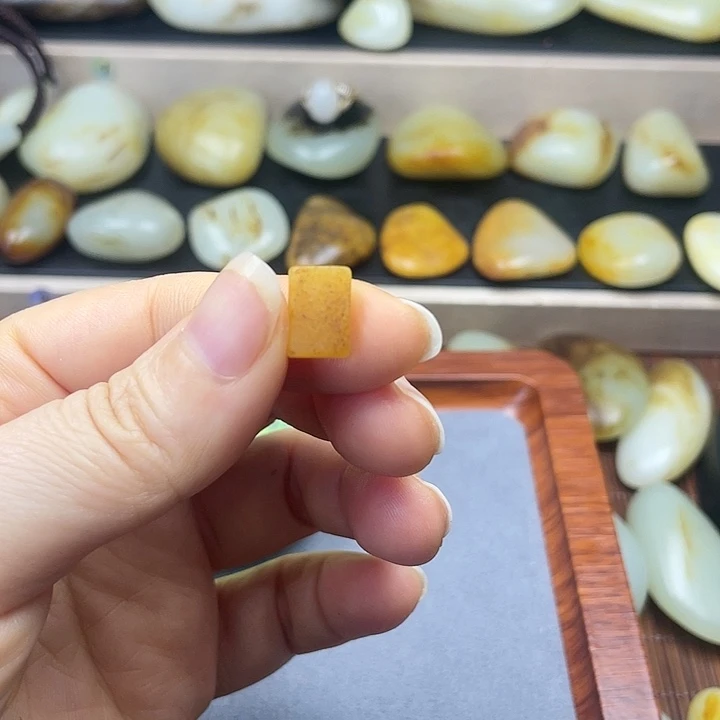 文***刀和田玉未镶嵌颈饰