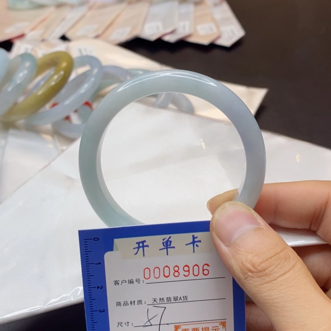 翡翠手镯未镶嵌翡翠
